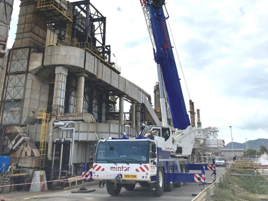 起重机多面手！利勃海尔LTM 1120-4.1展现在炼油厂的工作实力