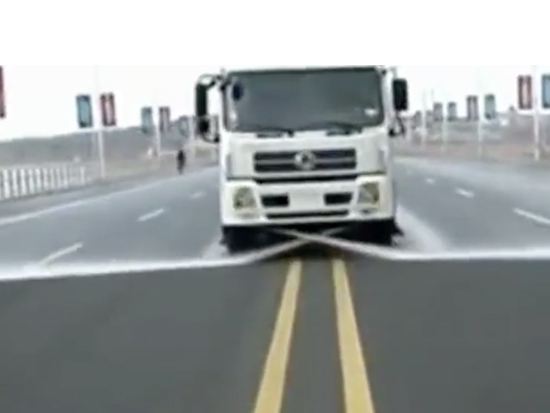 最强的路面清扫车, 这辆车开过去路面变得一尘不染