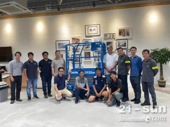 香港现代采购首批吉尼迷你电动剪刀车