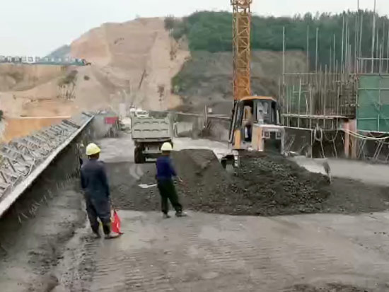 STR08ES推耙湿地版在水库坝体施工