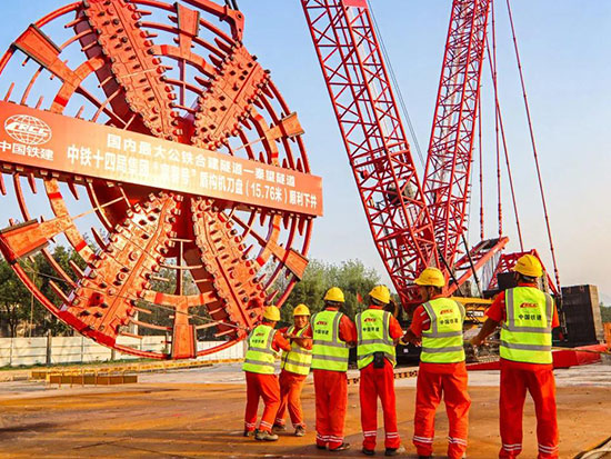 浙江首条公轨合建过江隧道新进展！“富春号”盾构机刀盘顺利下井