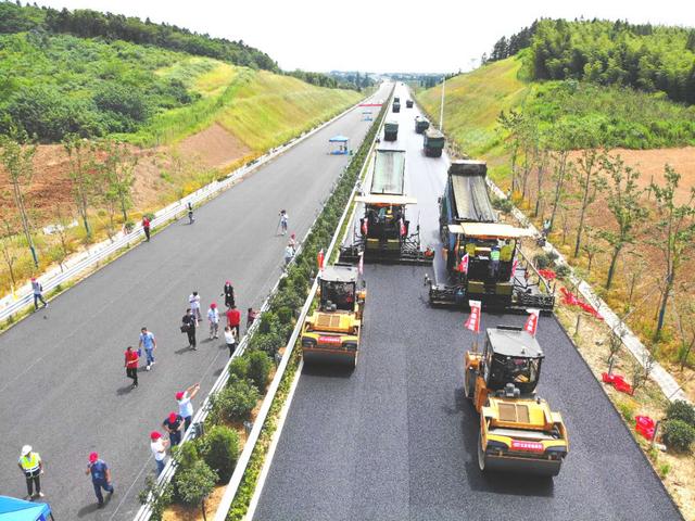 智能化施工！国产高端智能黑色路面成套摊铺<em>压实设备</em>在溧高高速首次应用