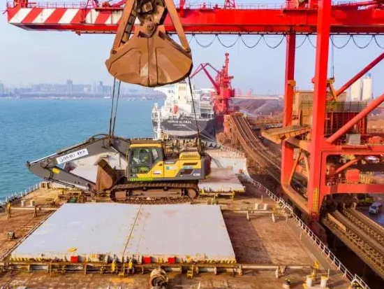 山东港口首台5G远程操控挖掘机在日照港投入使用