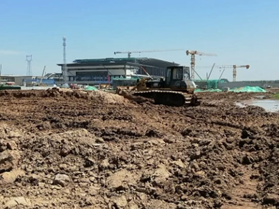山推推土机助力济宁高铁站建设