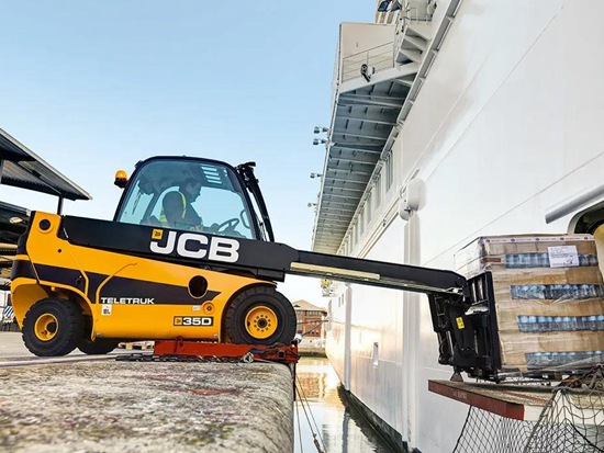 邮轮装卸大师——JCB 伸缩臂式叉车