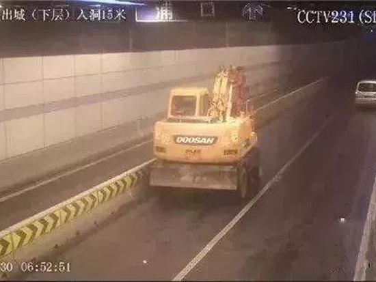 3个挖机道路行驶事故案例，老司机也容易犯错！