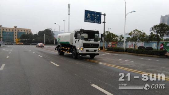 路面易滑，环卫作业车要注意哪些事项？
