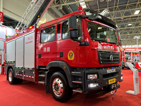 中国重汽汕德卡惊艳亮相第19届国际消防展