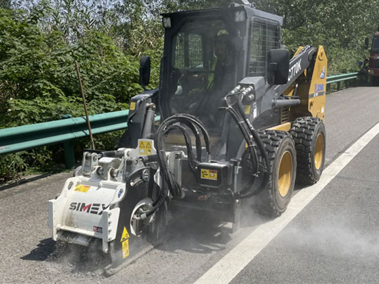 跨界出圈！徐工滑移装载机惊艳道路养护领域