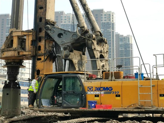 小型旋挖钻机怎么更换机油和机油滤清？