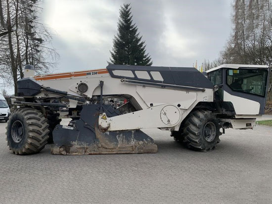 Wirtgen WR 250i冷铣刨机，是一种特殊修路机械