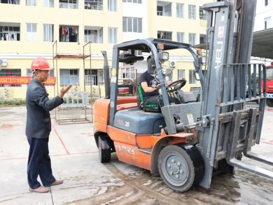 浦北縣總工會(huì)舉辦叉車司機(jī)技能培訓(xùn)班
