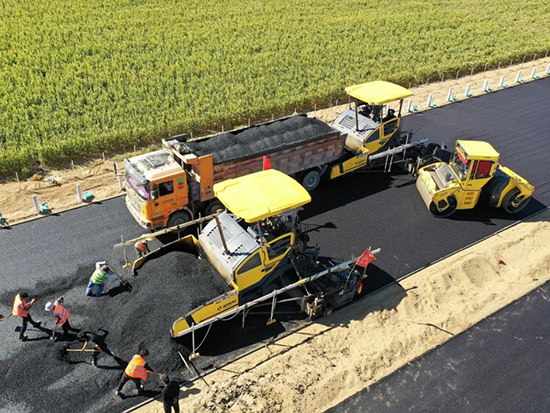 宝马格助力中国首条沙漠高速公路建设