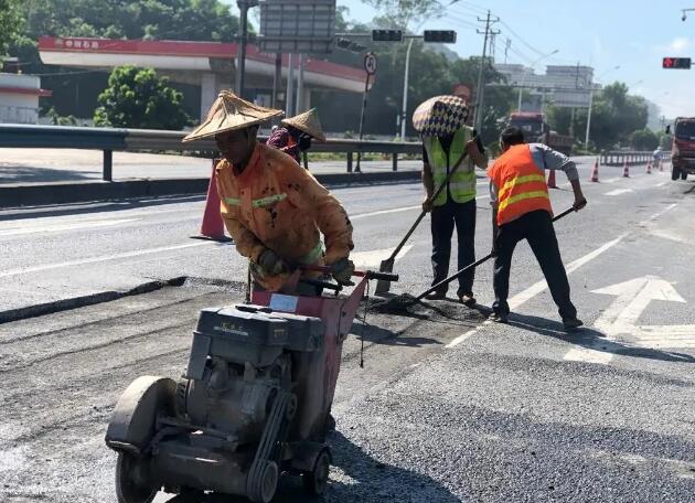铣刨机出动，为公路“焕新颜”