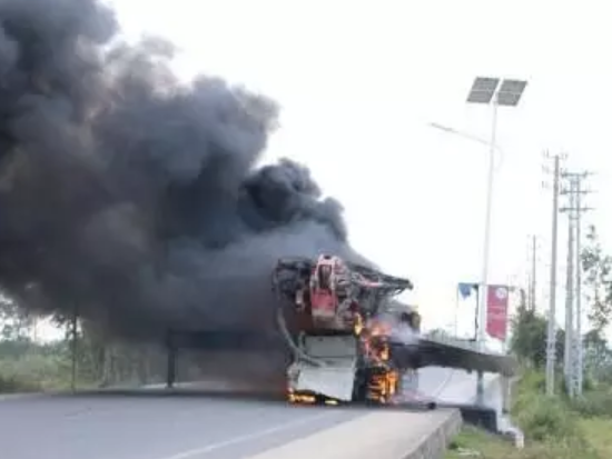 一辆水泥泵车轮胎突发<em>起火</em> 无人员被困