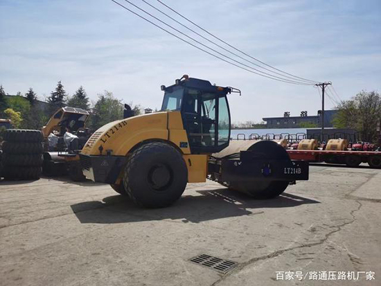 压实力强，压实速度快，14吨单钢轮振动压路机