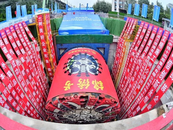 铁建“萌”势力！国产最大直径土压平衡盾构机“锦绣号”顺利始发