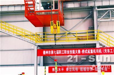 你见过几十吨的起重机把铁托放在啤酒瓶上吗？