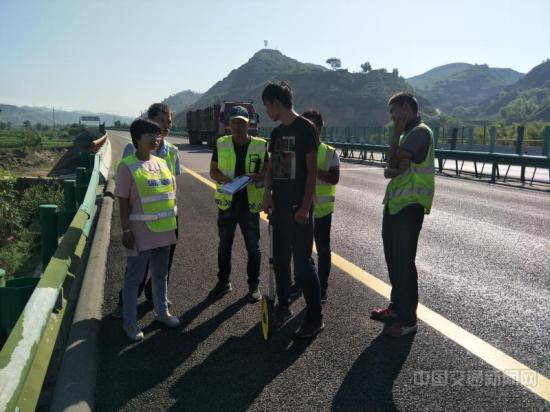<em>高速</em>路上的养护女工党卫娜：人在路上 路在心中
