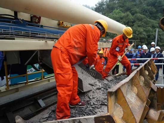湖南首台国产岩石隧道掘进机—“平江号”顺利始发