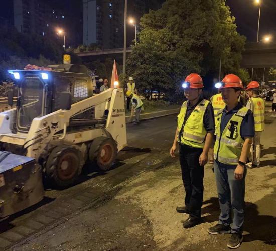 道管站站长李华：特意把道路维修改在深夜进行
