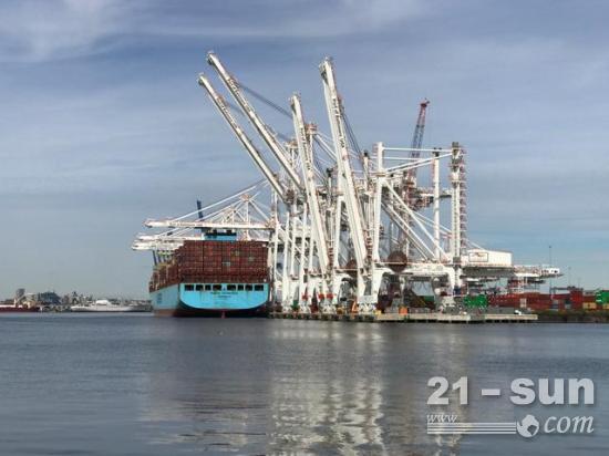 拜登赴巴尔的摩港大谈基建项目，背景是“上海振华重工”起重机