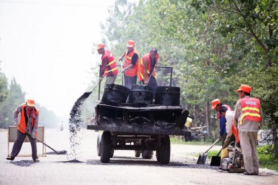 可绕行地球赤道10圈 道路养护工张连祥36年检修里程超40万公里