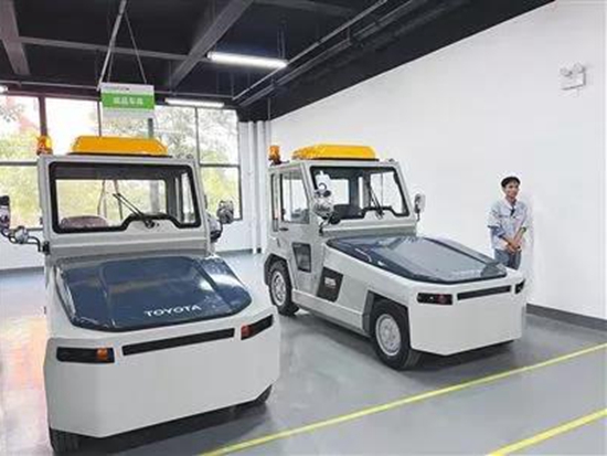 丰田叉车交车16台新能源牵引车至海南两机场！