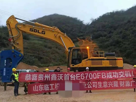 山東臨工70噸打錘王進擊黔南