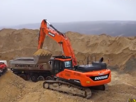 斗山DX380LC-5挖掘机装车