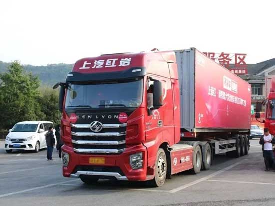 码头集装箱运输也追求时效，带你看看老司机喜欢用什么车？
