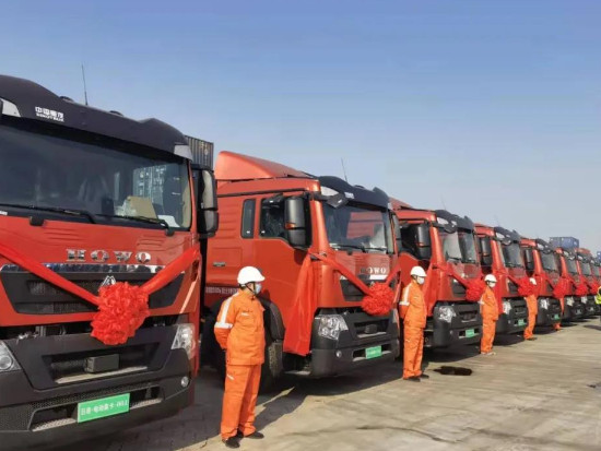 助力智慧运输，30台中国重汽豪沃TX电动集卡牵引车交车