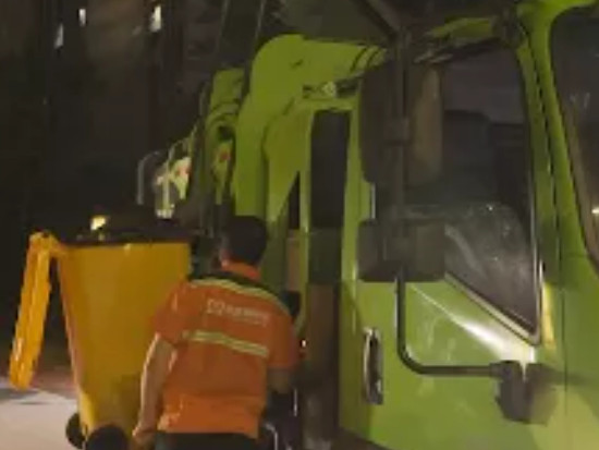 清扫一段400米的道路，他们弯腰2548次