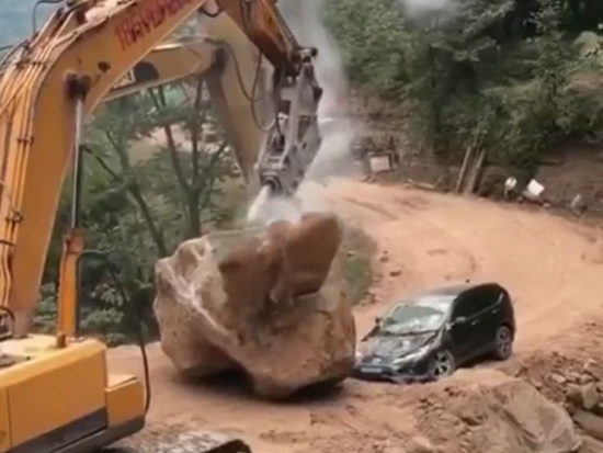 挖机操作失控？镜头见证惊险一幕