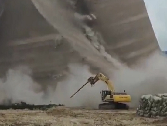 挖掘机拆楼? 考验无时无刻都存在