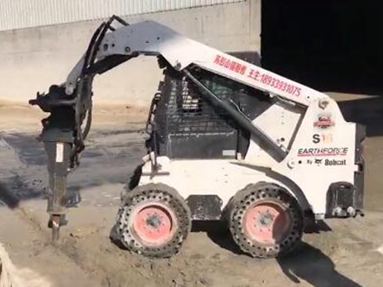 混凝土搅拌站破碎、铲运、清扫，一台山猫全搞定！