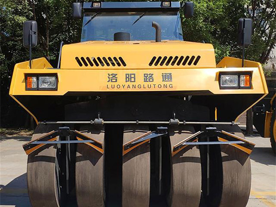 刚柔并济，压实平整度高的20吨30吨轮胎压路机