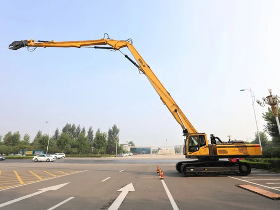 【龙行天下】铁臂钢牙 拆楼大拿丨山东临工E6500F<em>拆楼机</em>