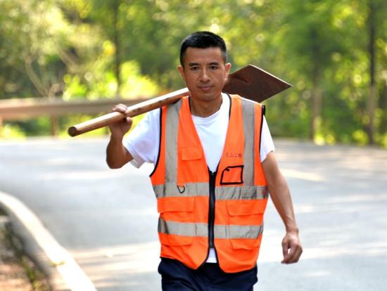 扎根营山养护一线的护路人—朱鹄