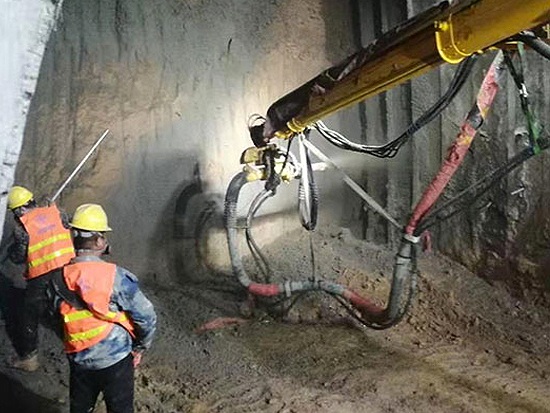 大型湿喷机械手在隧道喷射混凝土施工中具有重要的作用