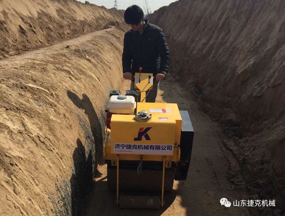 小型压路机备受到公路养护部门的青睬