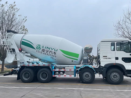新年奋战开门红！凌宇搅拌车“火力全开”奔向天府之国