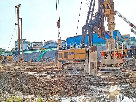 小型旋挖钻机在各种复杂地形行走如何保证安全？