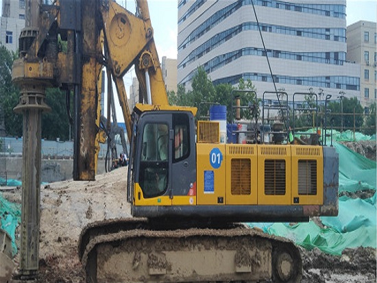打桩机在陡坡上行走或施工安全操作说明书