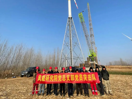 攻坚克难，中联重科履带吊助力明阳首台桁架式风机吊装成功