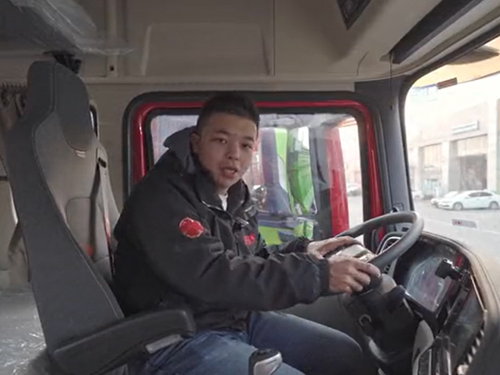 内饰堪比乘用车，陕汽X5000重卡让两人跑长途更轻松