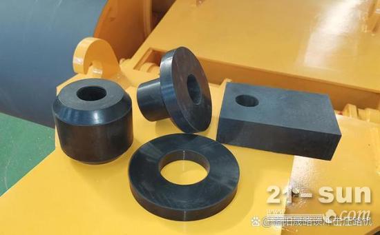 梅花碾冲击压路机使用及维修经验：为什么要保护好机架减震器？