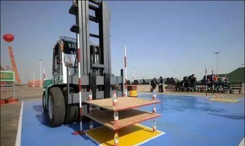 给叉车轮胎充气都搞错？看完又又又能省一笔保养费！