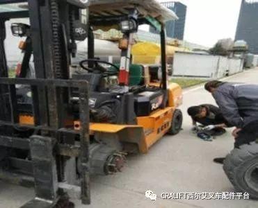 叉车轮胎这么换才最轻松