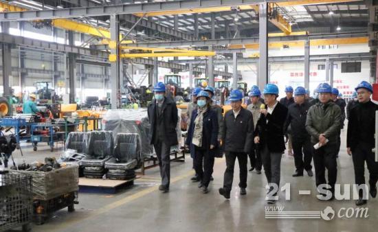 华侨大学党委理论学习中心组一行莅临晋工机械参观指导